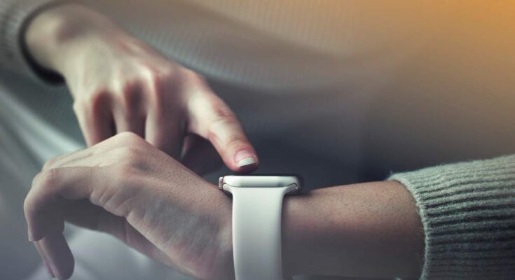 smartwatch-futuristic-technology-woman-using-virtual-screen (1)